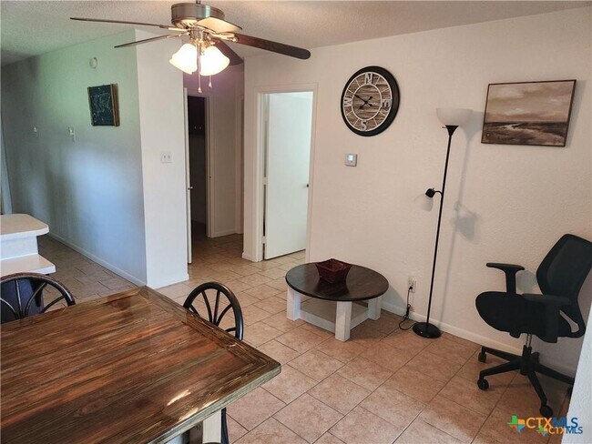 Photo - 106 W Avenue G