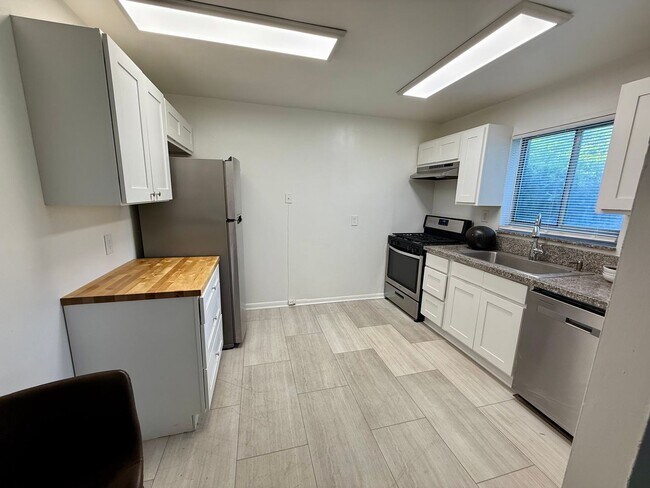 Photo - 1570 Memorial Drive