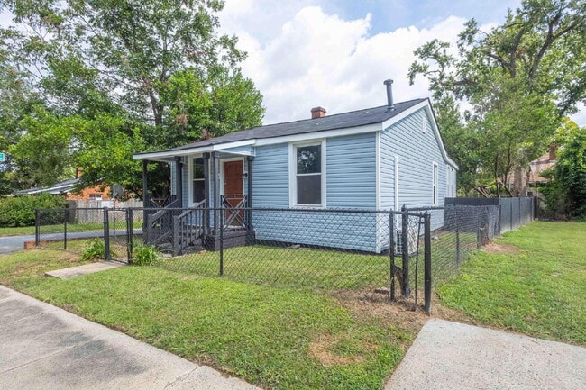 Photo - Sweet Cottage, minutes away from the University and Hospitals!