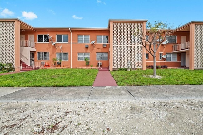 Building Photo - 3571 SW 10th St Unit 10B Rental