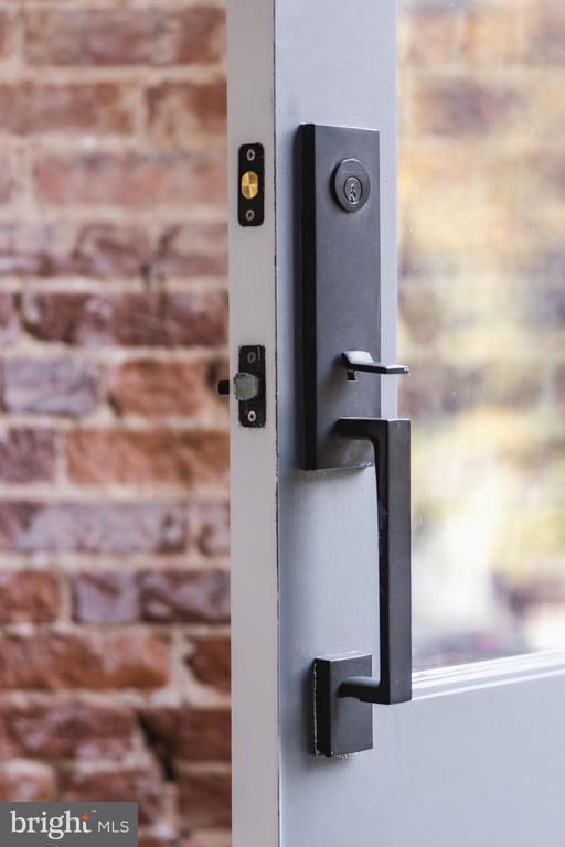 Photo - 2460 Ontario Rd NW