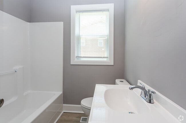 2BR, 1BA - 916SF - Bathroom