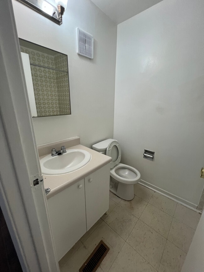 Photo - 1 Bedroom 1 Bath Lower Level Apartment available in Mississauga Unit 73