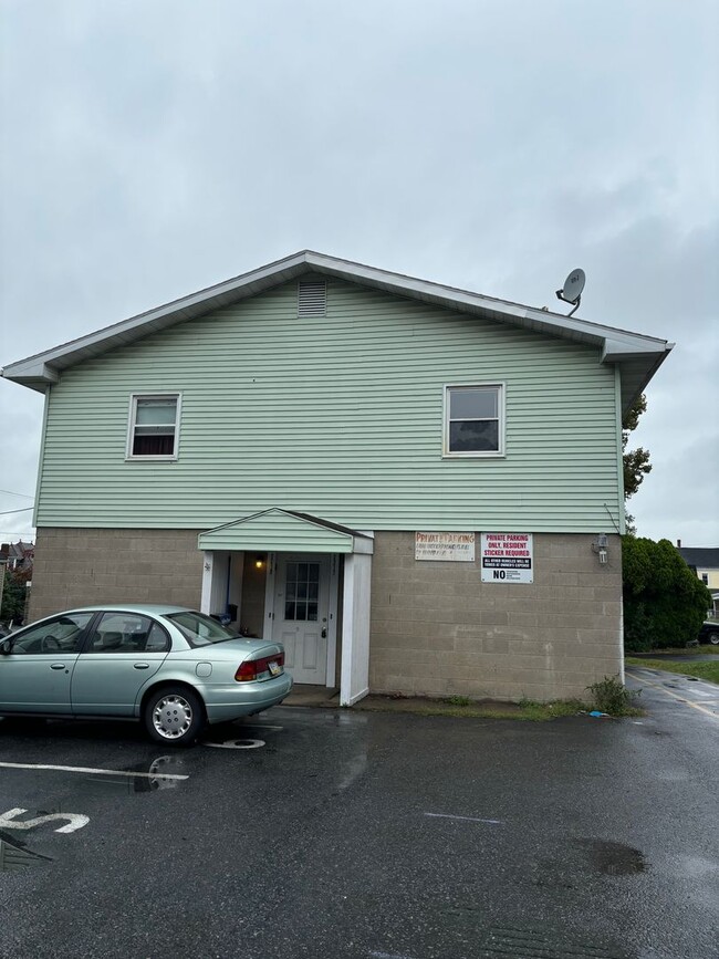Building Photo - 2 Bedroom 1 bathroom with Downtown Conveni... Rental