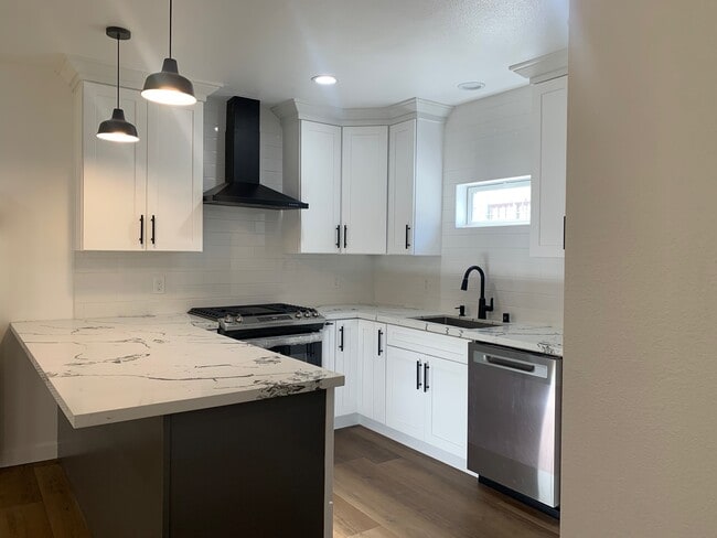 Building Photo - 1227 E 7th St