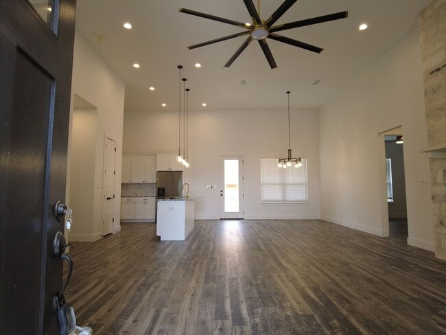 Photo - FOR LEASE!!