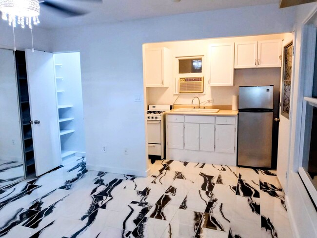 Photo - 1328 E Clarendon Ave House