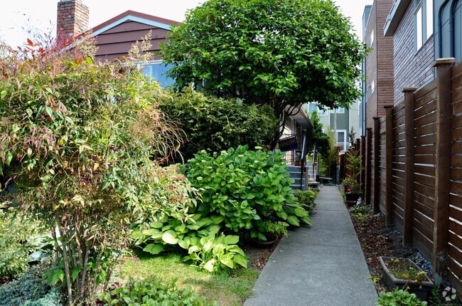 Building Photo - 1409 NW 65th St Unit 3 Rental