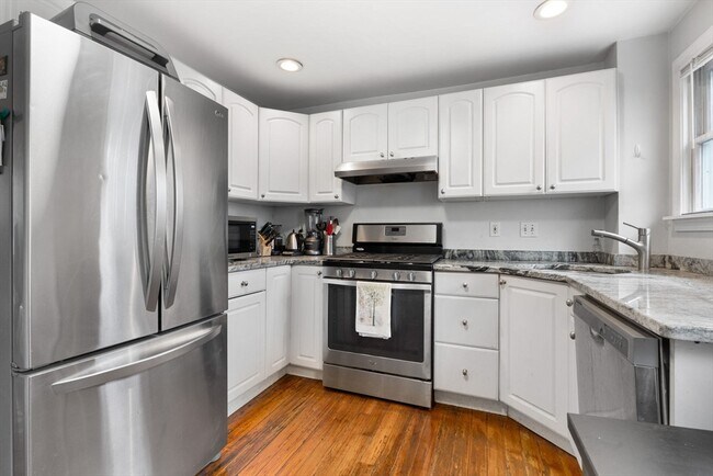 Building Photo - 526-528 Medford St Unit 1