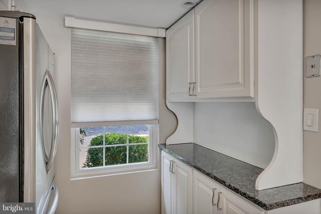 Building Photo - 3331 6th St Rental