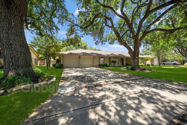 Photo - 425 Crestwind Dr
