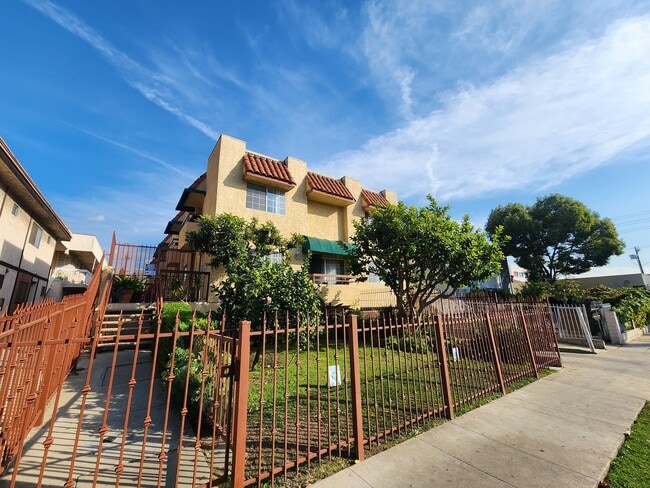 Building Photo - 1118 N Kenmore Ave Unit 2