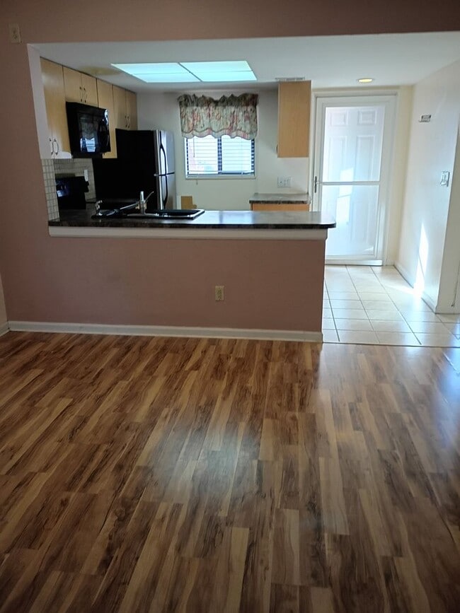 Building Photo - Tradewinds I