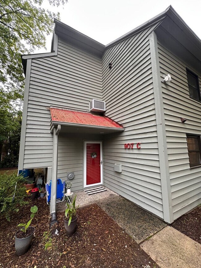 Building Photo - Cute 3/2.5 Townhome Near Downtown Durham