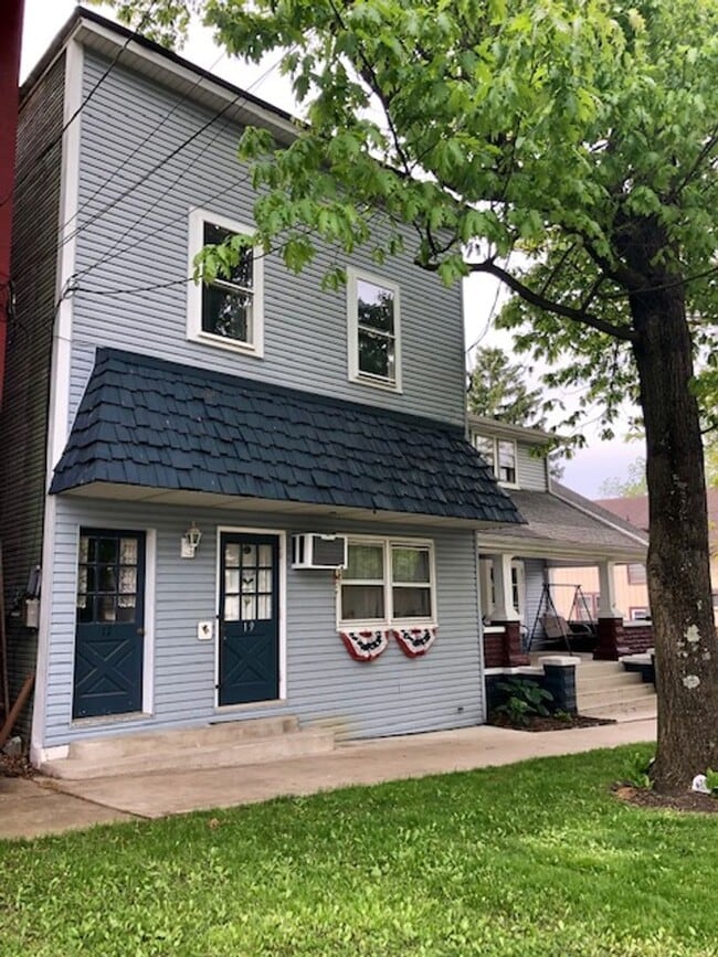 Building Photo - rh17 Unit 17