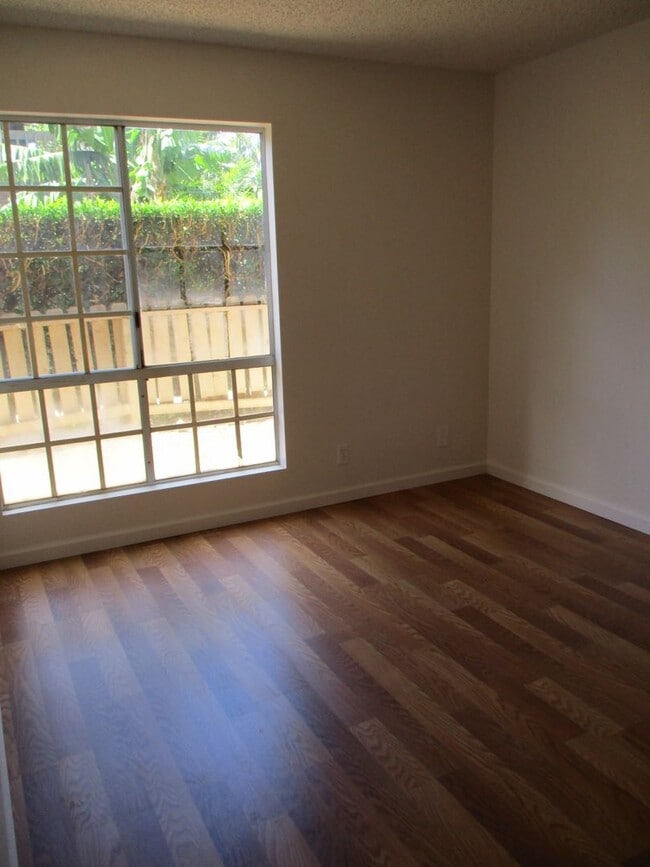 Building Photo - 2bd 1ba ground floor unit with 1 parking space