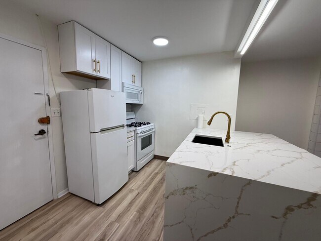 Photo - 2030 F St NW Unidad 2030 F St NW apt 109