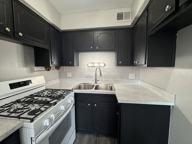 4431 Oakwood Unit 6
