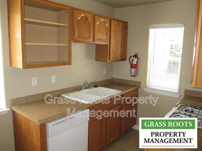 Photo - 305 N School St