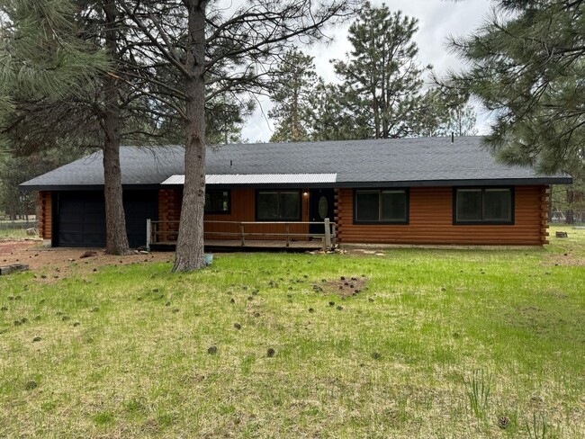 Building Photo - Quiet 3 Bedroom 2 Bathroom House