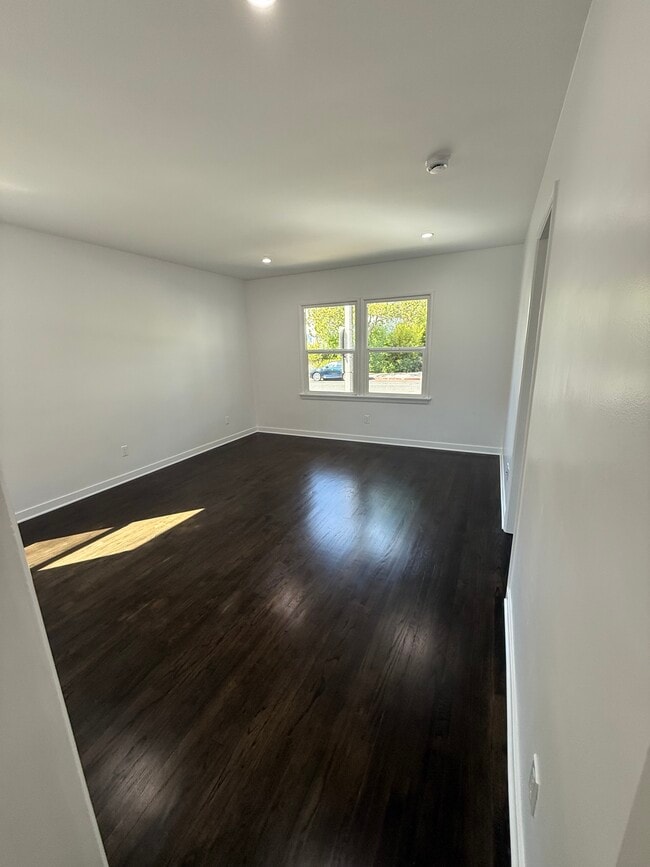 Living Room - 2016 Montana Ave