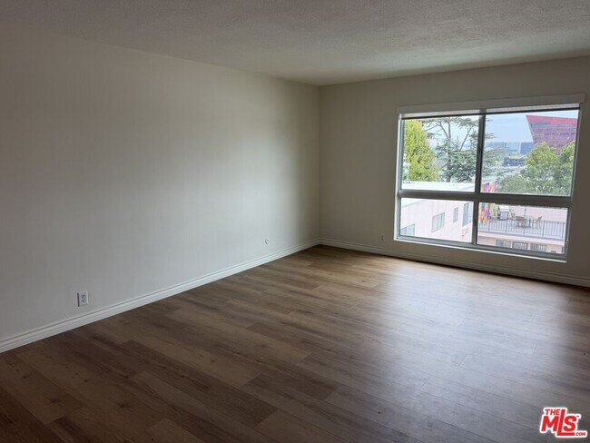 Photo - 970 Palm Ave Unidad 216