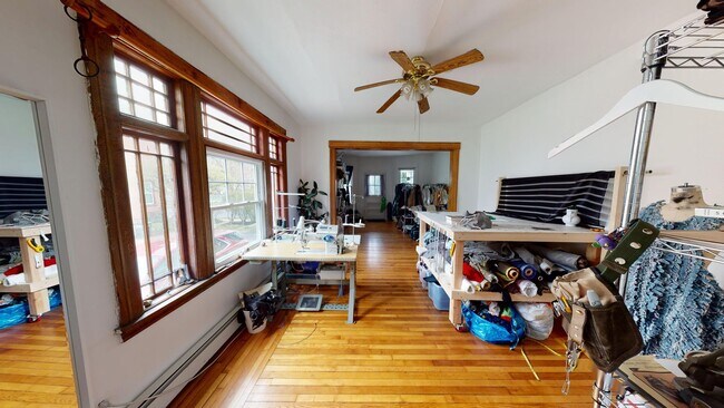 Photo - Spacious 2BR on Science Hill | Huge Kitchen & Living Area | Near Yale Unidad 2 (1st Fl)