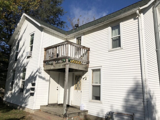 Building Photo - 3 bedroom 1 bathroom on Water street and n... Unit 3 Rental