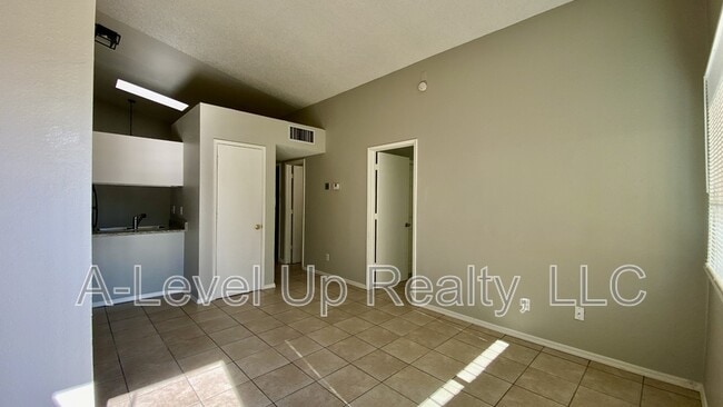 Photo - 403 E Thoroughbred St