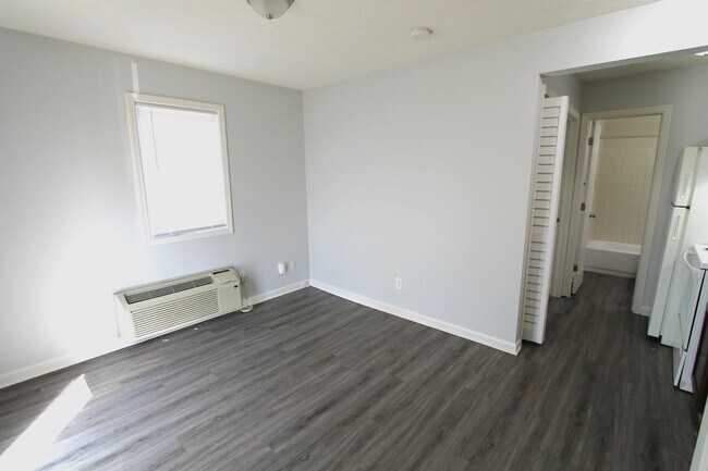 Photo - First floor 1 bedroom apartment- Private walk out entrance. No Stairs! Unidad 802-1