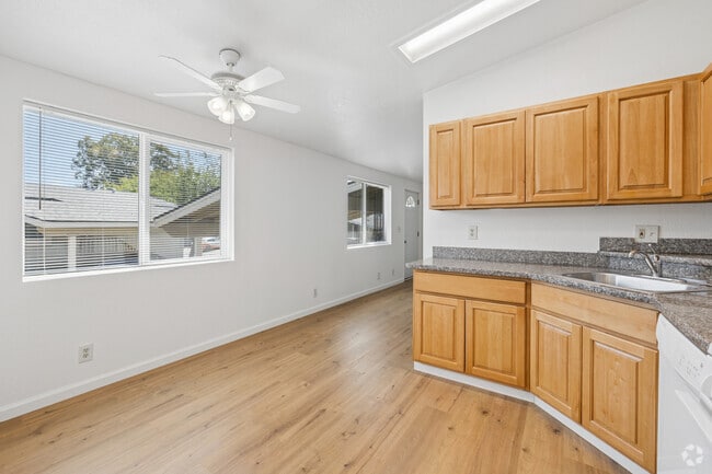 2BR, 2BA - 1140SF - Dining Room - Newell Manor
