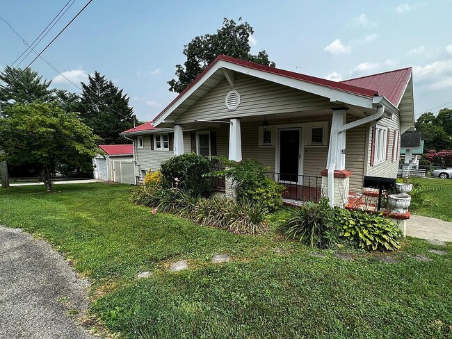 Building Photo - 1820 Luttrell St Rental
