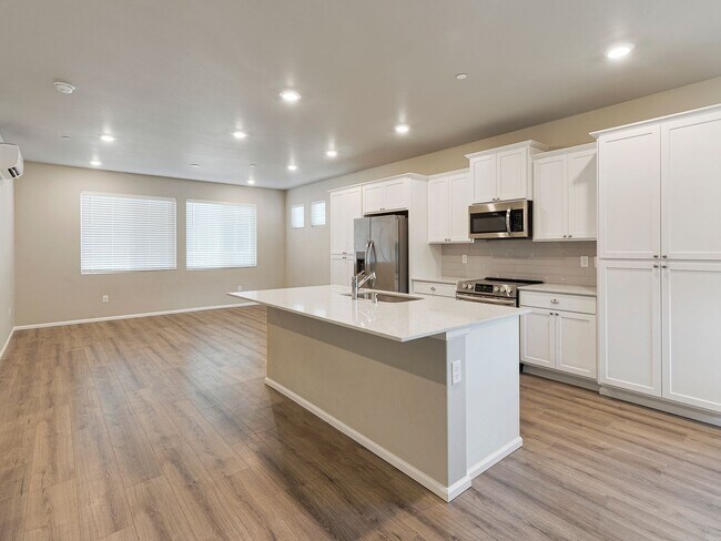 Photo - Beautiful Townhouse - End Unit - Ten Trail...