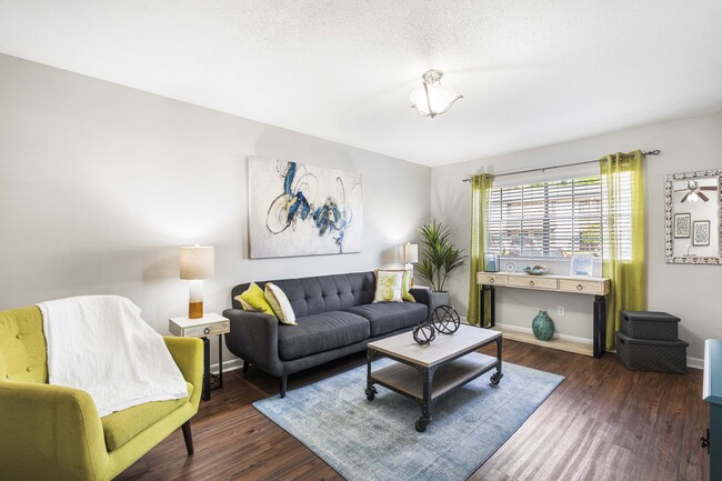 Living room - Knollwood Townhouse Apartments