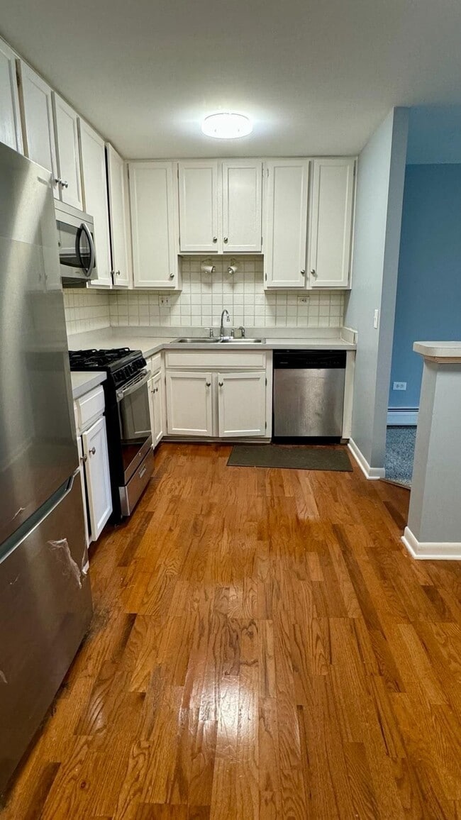 Building Photo - 1041 W Ogden Ave Unit 232