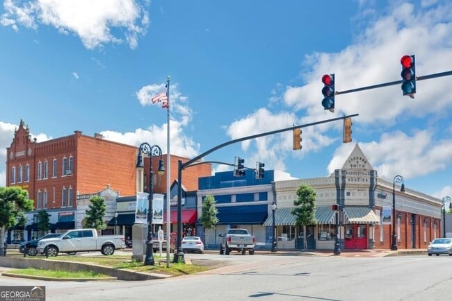 Photo - 204 Mill St