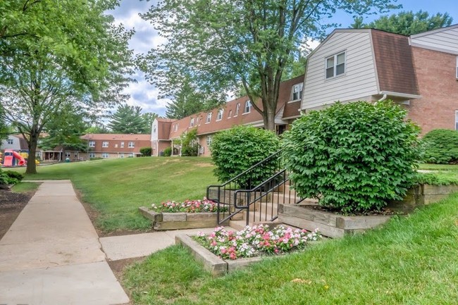 Building Exterior - Foxwood Manor Apartments