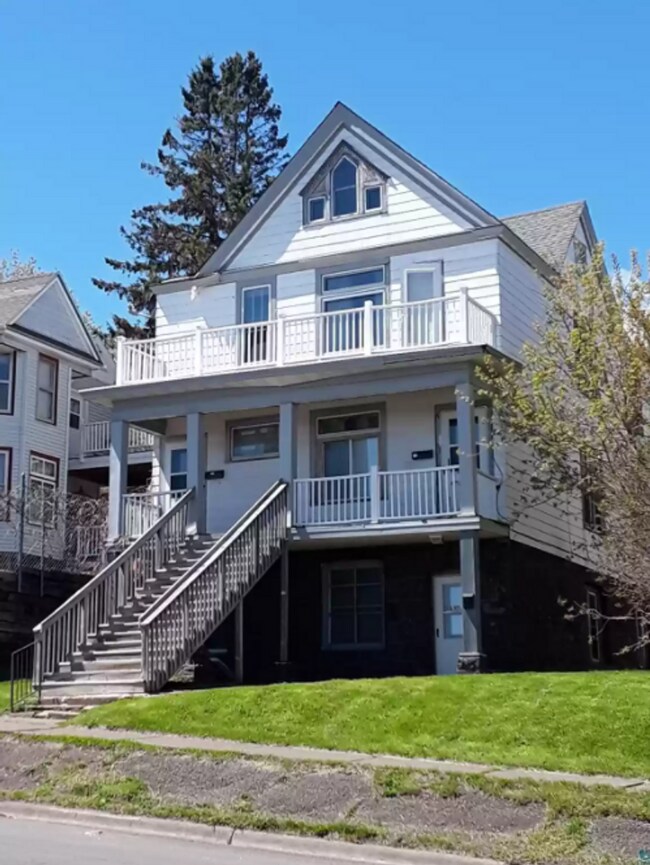 Photo - AVAILABLE IMMEDIATELY - 3 BED 1 BATH Unit Apt. #3