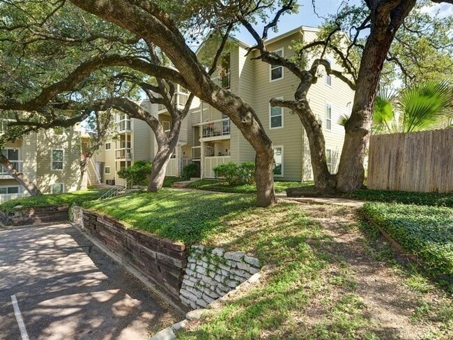 Building Photo - Hyde Park Oaks #201