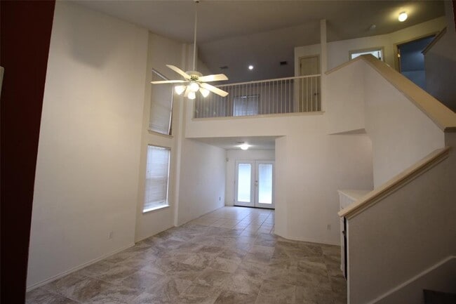 Photo - 404 Shant St