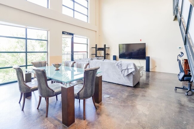 Building Photo - Fully Furnished 2-Level Condo for Traveling Nurses | 1,549 Sq Ft | Private Parking | Shared Living Unit 300