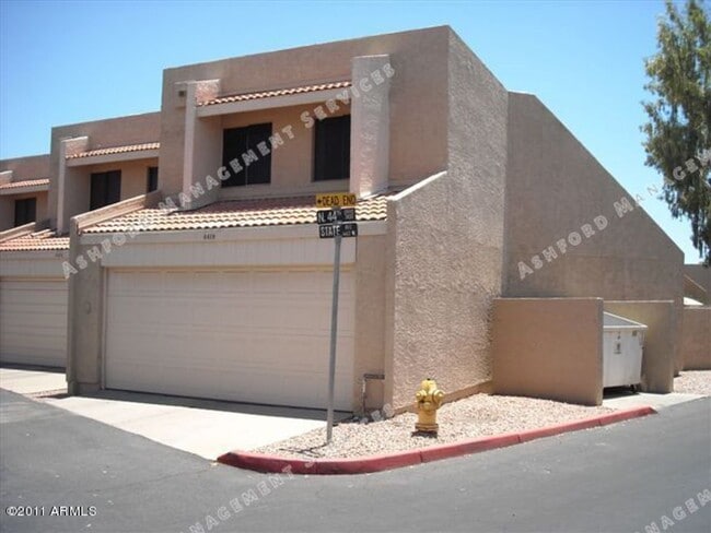Building Photo - 2 STORY TOWNHOME WITH ATTACHED GARAGE WATER INCL