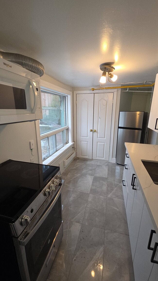 Building Photo - 1299 Gerrard St E Unit 4