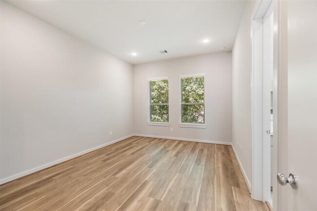 Photo - 602 Thornton Oaks Ln