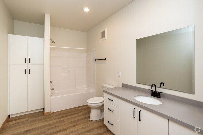 3BR, 2BA - 1,296SF - Secondary Bathroom