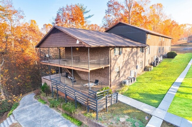 Building Photo - Upstairs apartment close to 40 with an interior refresh - updated floors paint and appliances Unit 1