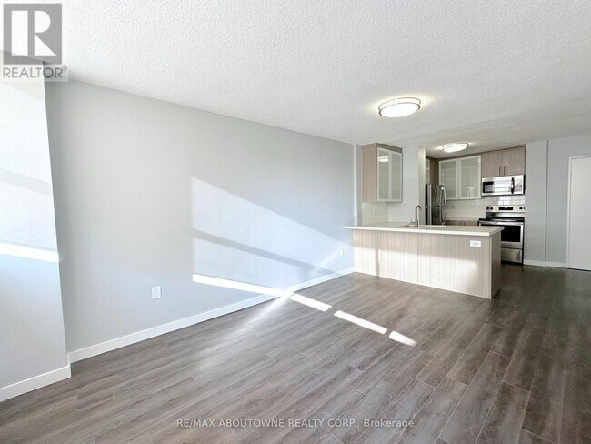Photo - 2575 Danforth Ave