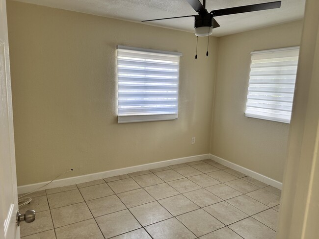 Photo - 1606 Ave K