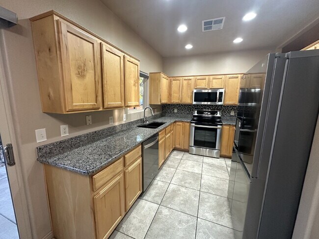 "Spacious 3-Bedroom Duplex Oasis in Hurricane, UT – 2 Full Baths & 1,263 Sq Ft of Comfort!"