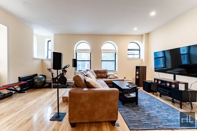 Photo - 5 AVENUE Unit 2